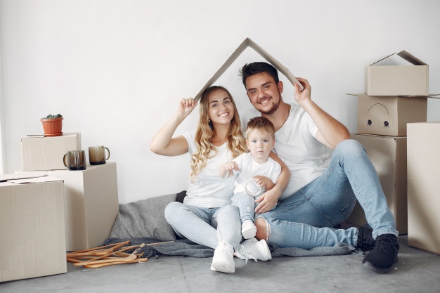 Parent et 1 enfants sous une boite formant un toit